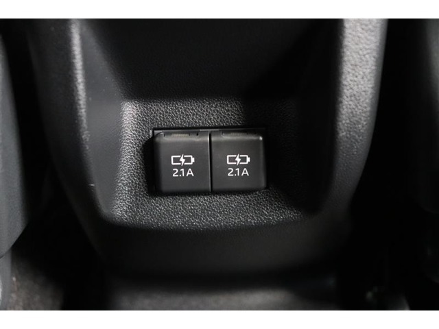 後部席へ乗車して携帯電話などを充電する時に前から配線を伸ばすとごちゃごちゃして邪魔になりがちですよね。そんな煩わしさを解消する後席側USBポート☆