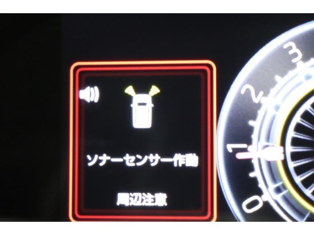 前後に装備されたセンサーで障害物を検知。音とディスプレイ表示でお知らせ。