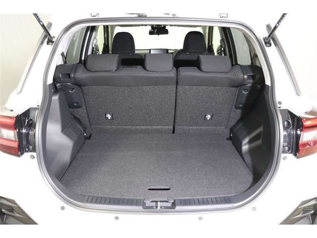 荷物の積みおろしがしやすいハッチバック。上方向にドアが開くので雨の日でも車内が濡れにくいですよ。