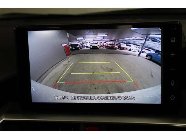 後方の死角を軽減し、狭い場所での切替しや駐車もしやすくなるバックモニターを装備しています。