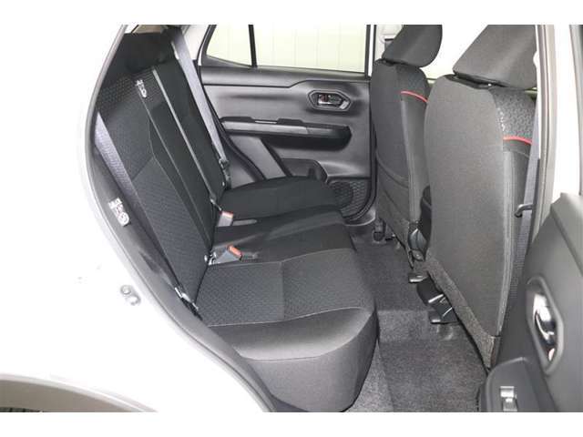 後席シートは分割可倒式。乗せる荷物や乗車人数に合わせて片側ずつ倒すことが出来ます。