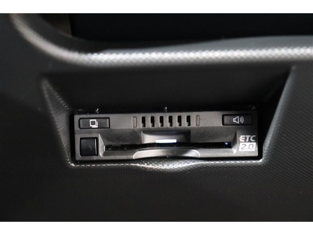 高速道路の利用時に便利なETC。料金所での停車や小銭を探す手間がなくなり快適です♪見た目もすっきりとしたビルトインタイプを装備しています。