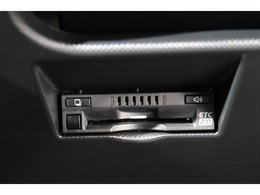 高速道路の利用時に便利なETC。料金所での停車や小銭を探す手間がなくなり快適です♪見た目もすっきりとしたビルトインタイプを装備しています。