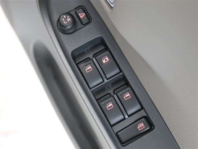 パワーウィンドーのスイッチですよ。運転席に居ながら窓の開け閉めのコントロールが出来ますよ。ロック機能で、子供がイタズラして窓を開けるという事もなくなりますよ。