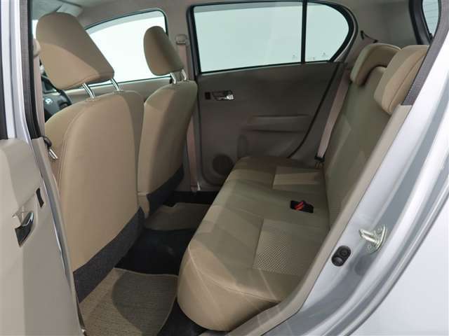 後席は、膝元に十分なスペースを確保！