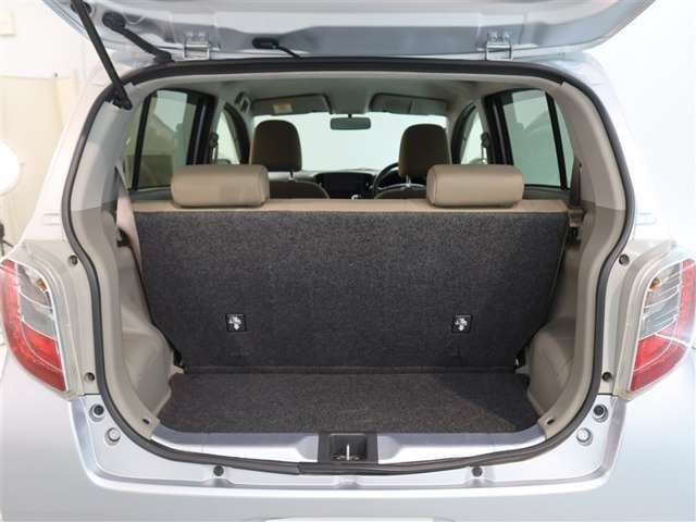 開口部の広いラゲージスペースですね