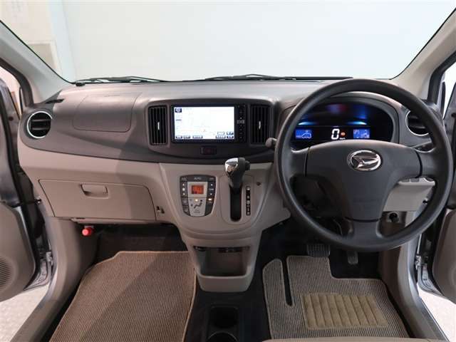 スタイリッシュなデザインのインパネ。各操作スイッチは使いやすい位置に配置されてます。