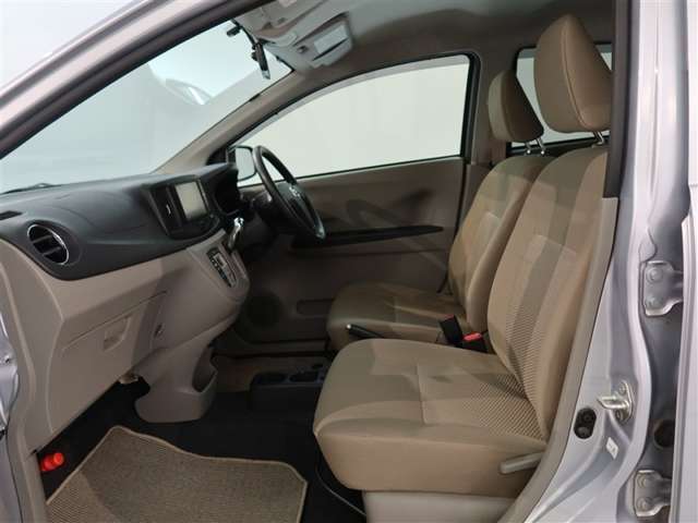 見通しのよいすっきりとした視界で、誰でも運転しやすいです。運転のしやすさは疲れにくさにも繋がりますよ♪