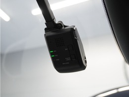 ◆ドライブレコーダー◆映像・音声などを記録する自動車用の装置です。　もしもの事故の際の記録はもちろん、旅行の際の思い出としてドライブの映像を楽しむことができます。