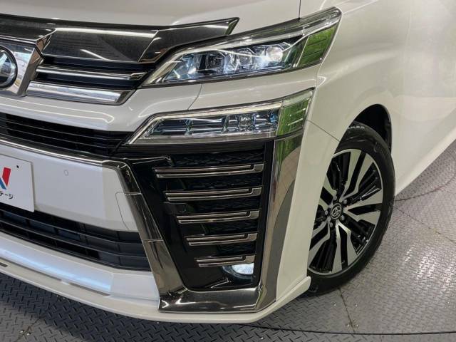 【LEDヘッドライト】悪天候や夜間走行時も良好な視界を確保し安心して運転できる高輝度LEDヘッドライトを装備！点灯速度が早く、消費電力も抑えられています。