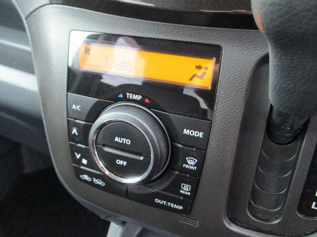 オートエアコン・好みの温度に設定すれば車内の温度を検知し、風量や温度を自動で調整！快適な車内空間には必須機能です。