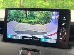 【バックカメラ】駐車時に後方がリアルタイム映像で確認できます。大型商業施設や立体駐車場での駐車時や、夜間のバック時に大活躍！運転スキルに関わらず、今や必須となった装備のひとつです！