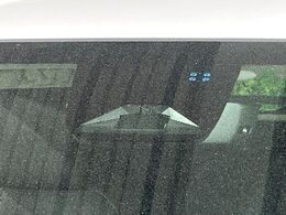 【ホンダセンシング】走行中に前方の車両等を認識し、衝突しそうな時は警報とブレーキで衝突回避と被害軽減をアシスト。より安全にドライブをお楽しみいただけます。