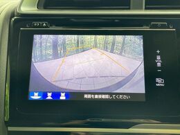 【バックカメラ】駐車時に後方がリアルタイム映像で確認できます。大型商業施設や立体駐車場での駐車時や、夜間のバック時に大活躍！運転スキルに関わらず、今や必須となった装備のひとつです！
