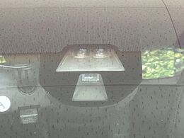 【シティブレーキアクティブシステム】低速走行中に前方の車両等を認識し、衝突しそうな時は警報とブレーキで衝突回避と被害軽減をアシスト。より安全にドライブをお楽しみいただけます。