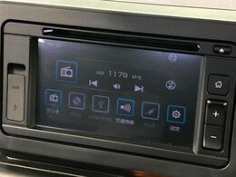 【ディスプレイオーディオ】お持ちのスマホやMP3プレイヤーとの無線接続で音楽再生が可能！コードで繋ぐわずらわしさも無く、手軽にお気に入りの音楽を楽しめます。