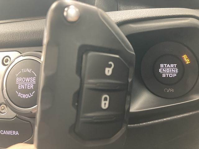 【スマートキー】車内へのアクセスやエンジン始動が楽々に行える今や必須アイテムのキー複製防止の「イモビライザー」まで備わっております。