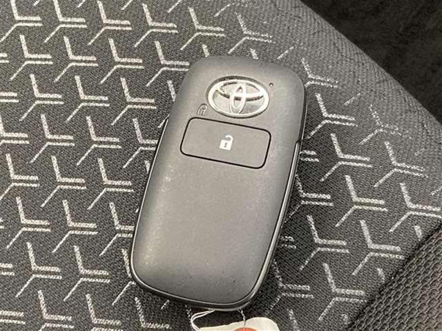 ドアの開閉時、両手が荷物で塞がっている時はキーレスでのカギの解除が大変ですよね。スマートキーはポケットやバッグに入れておけば、ノブに触れただけでロックの解除が可能です。とても便利な機能です。