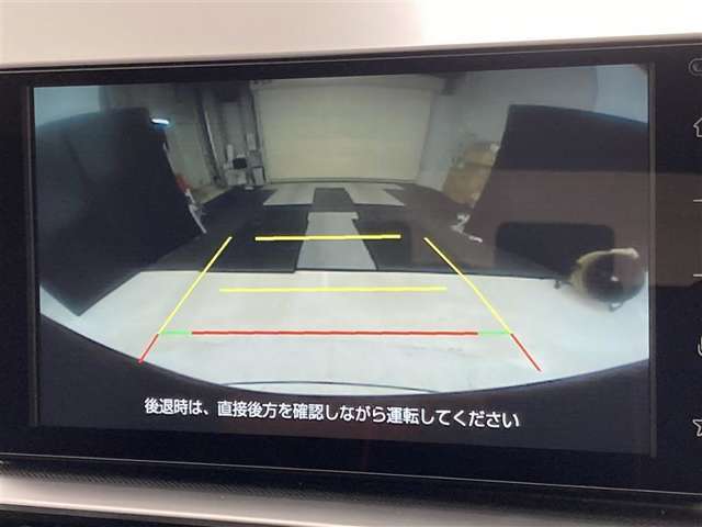 こちらのバックカメラは画面にラインが表示されておりますので、バック時のクルマの進行方向の目安になります。より高いレベルで車庫入れをサポートする、便利な機能ですね。