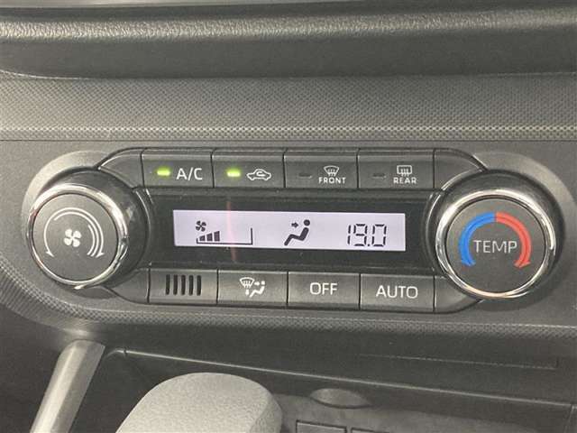 オートエアコンは温度を設定するだけで、自動で風量などを設定してくれます。運転しながら操作も必要ないので、安全性も向上します。