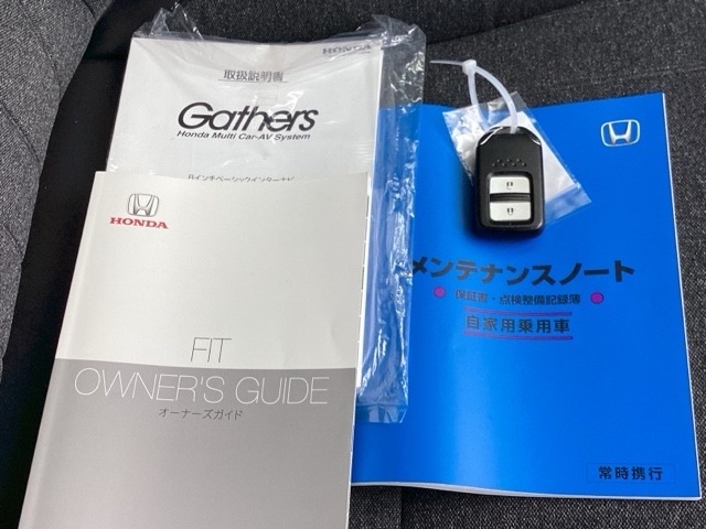 メンテナンスノート【整備記録簿】、取説も揃ってます。スマートキーはバッグなどにしまったままボタン操作でエンジンの始動・停止ができて大変便利です。