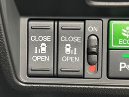 【両側パワースライドドア】スマートキーや運転席のスイッチで後席両側スライドドアの開閉が可能♪電動だから力を入れてドアを開ける必要が無く、小さなお子様でも簡単に開け閉めでき快適です♪