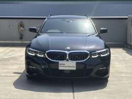 【BMWの伝統】BMWの特徴的な“キドニーグリル”は、80年以上続く伝統の形でございます。変わらないこだわりのデザインが、プレミアムブランド“BMW”を創り出します。