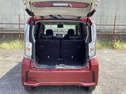 充実のトランクルームです。後部座席を倒すことでさらに広くご使用いただけます。