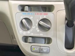 寒い冬も暑い夏も全席に快適な空調を届けてくれる、ダイヤル式エアコンを装備♪