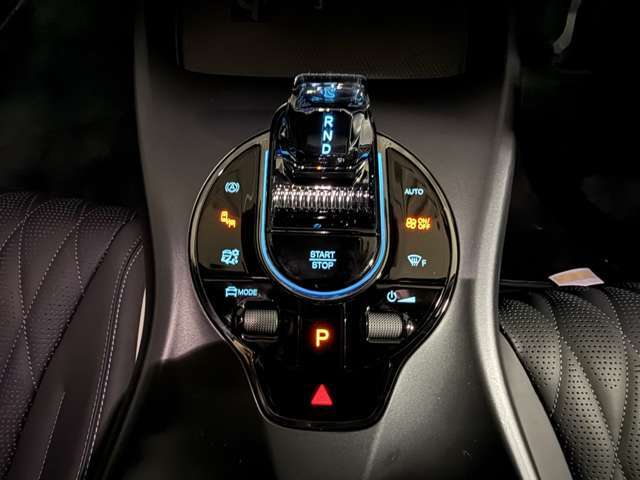 クリスタルをモチーフとした精巧な電動シフトレバー