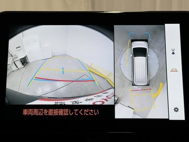 パノラミックビューモニターシステムが付いているので車の上から見た映像が確認できますよ。　一目で車両周辺の情報を確認できますが、直接安全をご確認下さい。