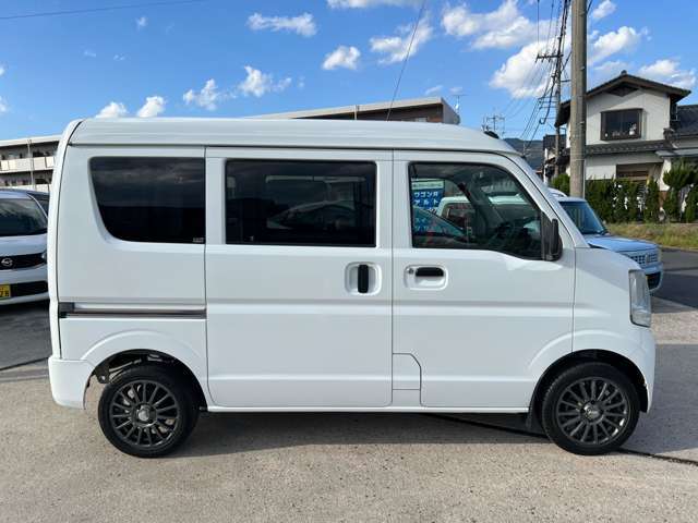 ディーラー店にて13年間の整備実績！国家2級整備士、国土交通省指定自動車検査員、中古自動車査定士等、整備に自信有ります！ボディも綺麗に磨きをかけて納車します！【無料電話　0078-6049-2125】