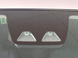 【スマートアシスト】走行中に前方の車両等を認識し、衝突しそうな時は警報とブレーキで衝突回避と被害軽減をアシスト。より安全にドライブをお楽しみいただけます。