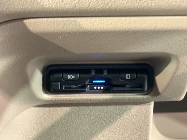 いまや快適なカーライフに欠かせないETCが付いています。