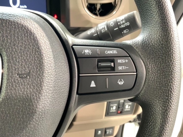 クルーズコントロールを装備しています。高速道路などで一定の速度で走ってくれるので運転が楽ですよ！速度を設定できますので、スピードの出しすぎにも注意できます。