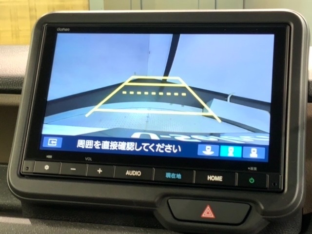 リバースギアに入れるだけで後方の表示へ切り替わります。夜間や雨の日の駐車も楽になりますよ。