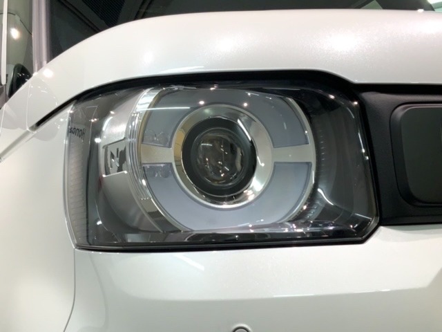 LEDヘッドライトは、点灯の瞬間から最大光量を発揮し、突然暗くなるトンネルなどでの安定感を高めます。