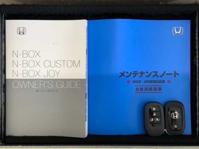 スマートキーは鍵をバッグに入れたままでもドアロックの開閉やエンジンのON・OFFができます。夜間や雨の日も鍵を探さなくて良いので便利です。