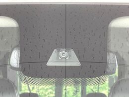 【三菱e-Assist】走行中に前方の車両等を認識し、衝突しそうな時は警報とブレーキで衝突回避と被害軽減をアシスト。より安全にドライブをお楽しみいただけます。