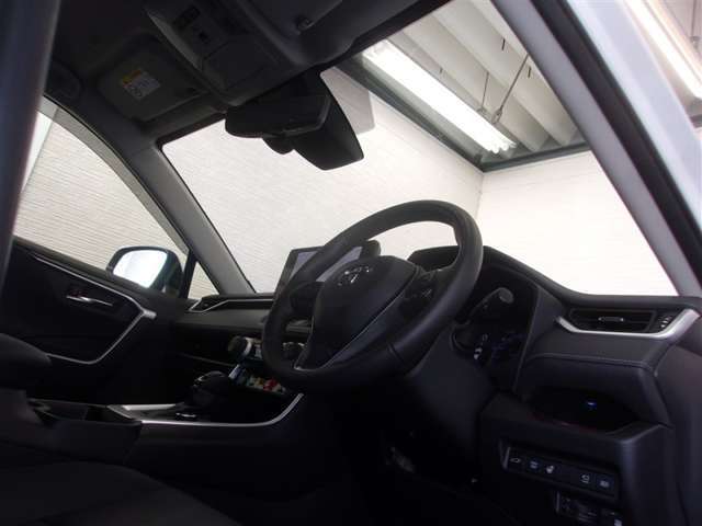 見通しのよいすっきりとした視界で、誰でも運転しやすいです。運転のしやすさは疲れにくさにも繋がりますよ♪