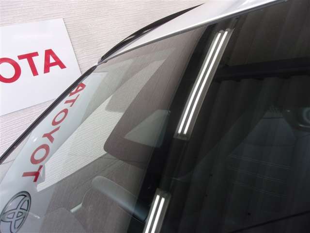 フロントガラス中央に「TSS」用カメラがあります。