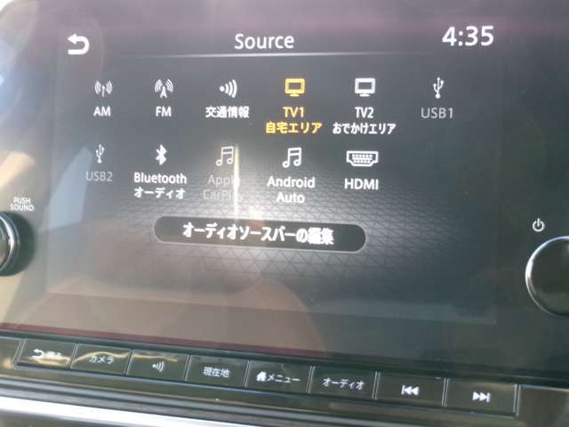 メーカーナビです。スピードメーターとの流れるようなデザインが、内装を上品にします。