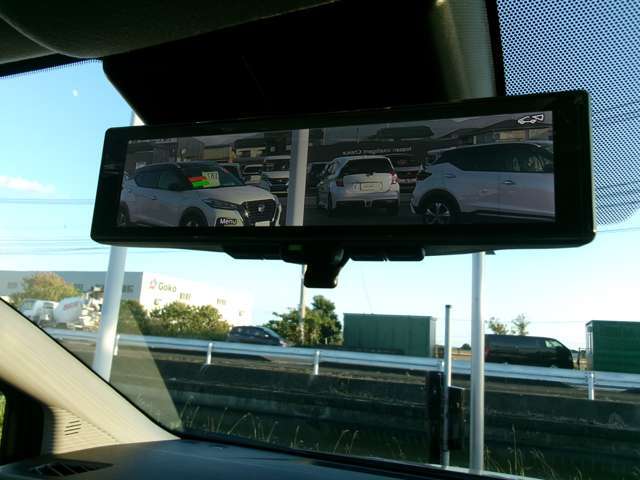 スマートルームミラー☆後ろに人や大きな荷物があってもハッキリと後ろが見えて安心です。