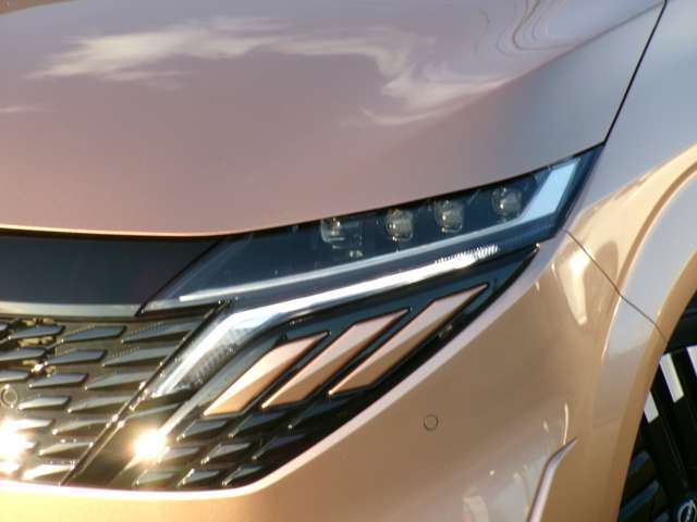 アダプティブLED付き！対向車には眩しくなく歩行者は明るく照らすので安全です。