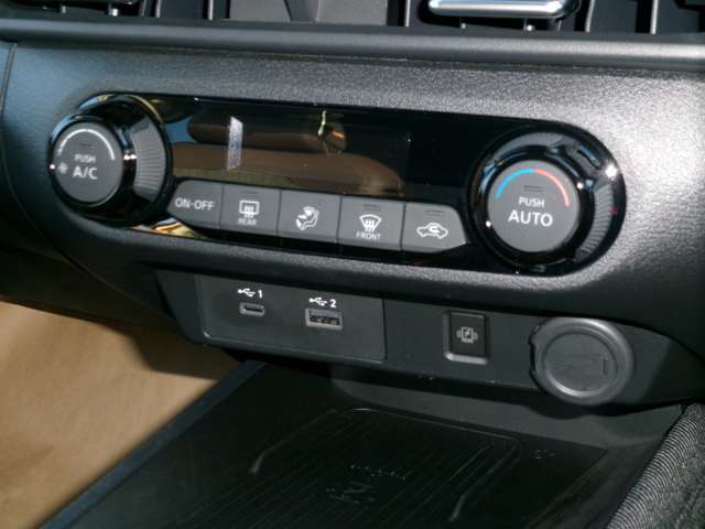 オートエアコンですので温度を設定すると自動で風量と温度を調整してくれるので一年中快適にすごせます。