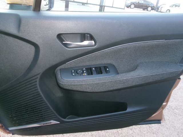 もちろん全席パワーウインドウ付きです。助手席、後部座席のまども操作できます。電格ドアミラーもついているので狭い駐車場やすれ違い時等に遠隔操作で格納出来ます。