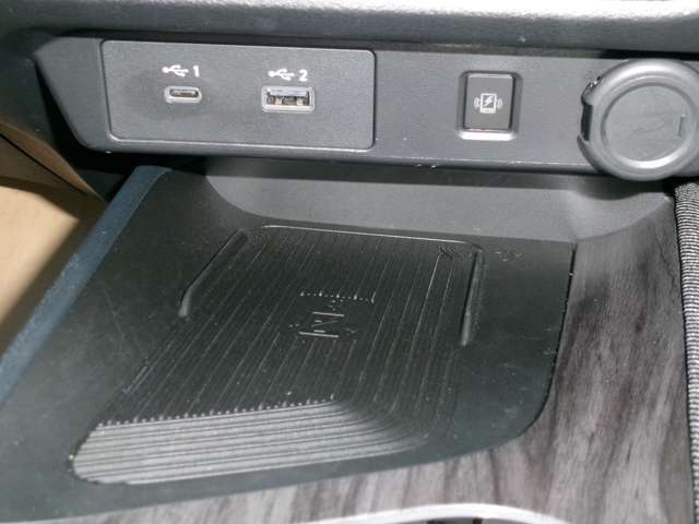 機種によっては、置くだけで、スマートフォンの充電が出来て便利です。