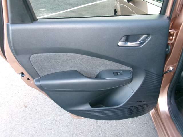 後部座席が広くひらきますので、乗り込むとき乗りやすいです。