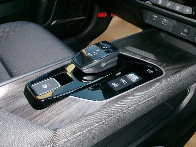 マウスのようなシフトノブで、ストレスなくシフトチェンジができます。