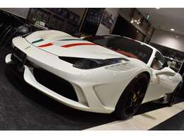 ボディカラーはビアンコアブスでございます。